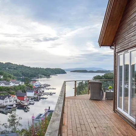 Дом отдыха Luxury Fjord Cabin With Jacuzzi, Boat Dock & View